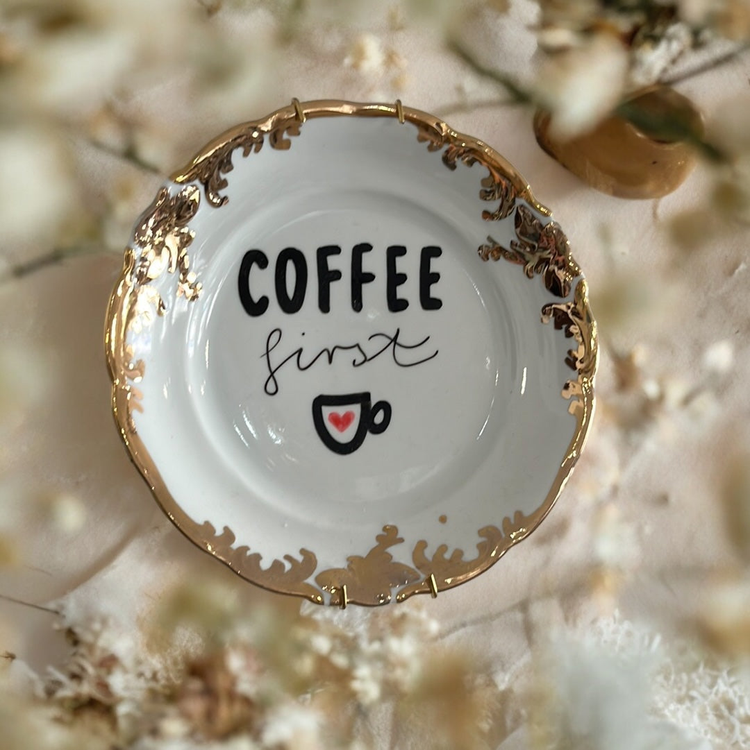 Teller mittel "coffee first" - irl.store